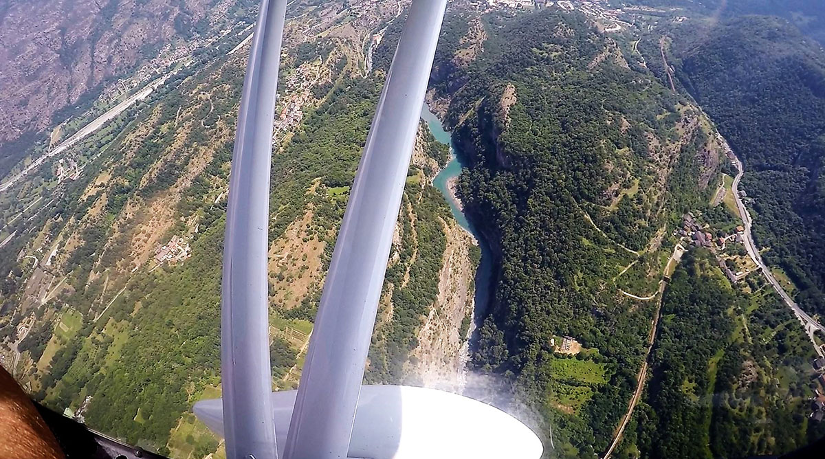 Le Gorge di Susa. In basso a destra Gravere (borgata Fontanella), l'uscita della ferrovia e in alto Susa. A dastra la Val Cenischia e in alto Mompantero